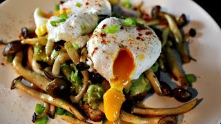 How to Make Smashed Avocado and Poached Eggs on Toast