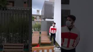 Deli Mi Ne Tüm Mahalleye Seslendi Evde Kal Turkiye