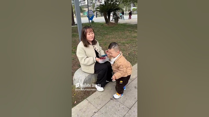 Cute Baby Is Attracted To Grapes,And Dad Goes Home Alone #funny #father #funnyvideos#munchkin#tiktok