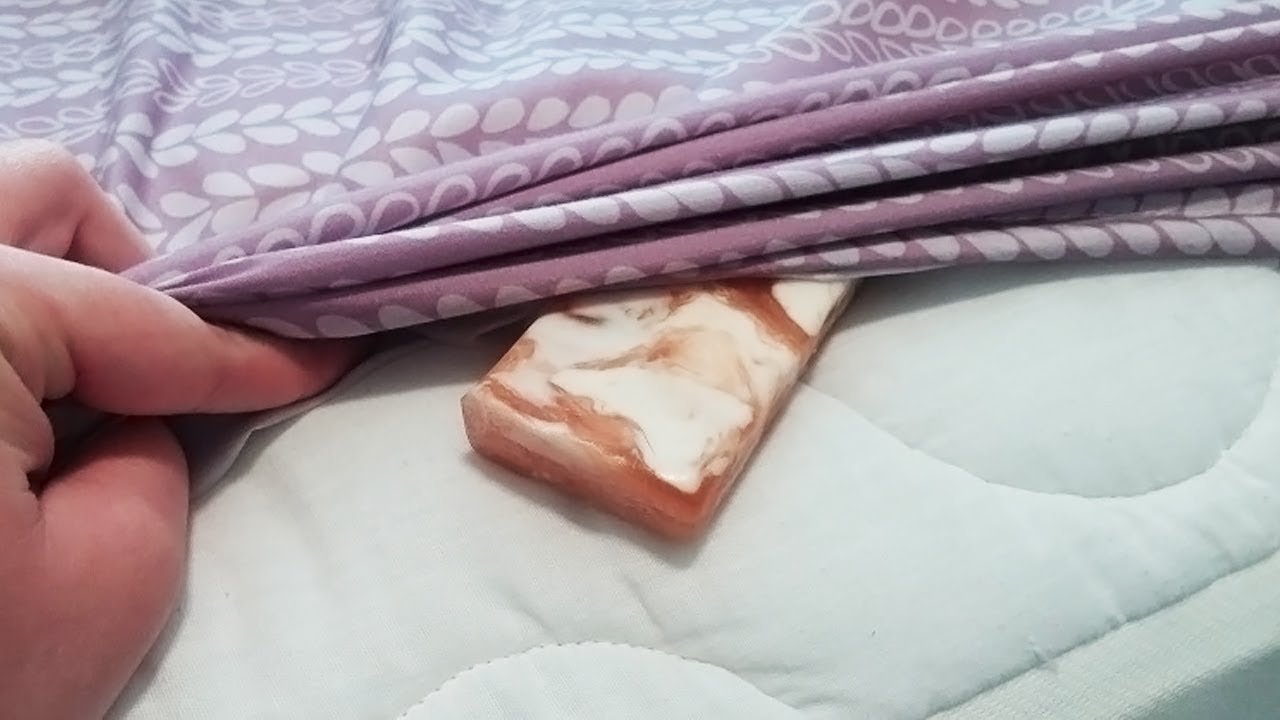 синдром беспокойных ног. зачем класть мыло под подушку перед сном. кладет телефон под подушку. кусок мыла под простынь. зачем класть мыло под подушку перед сном.