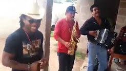 Africano y mexicanos con norteño