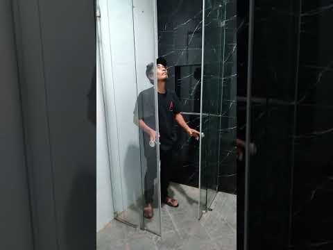 Video: Tirai kaca geser untuk kamar mandi: foto, ulasan
