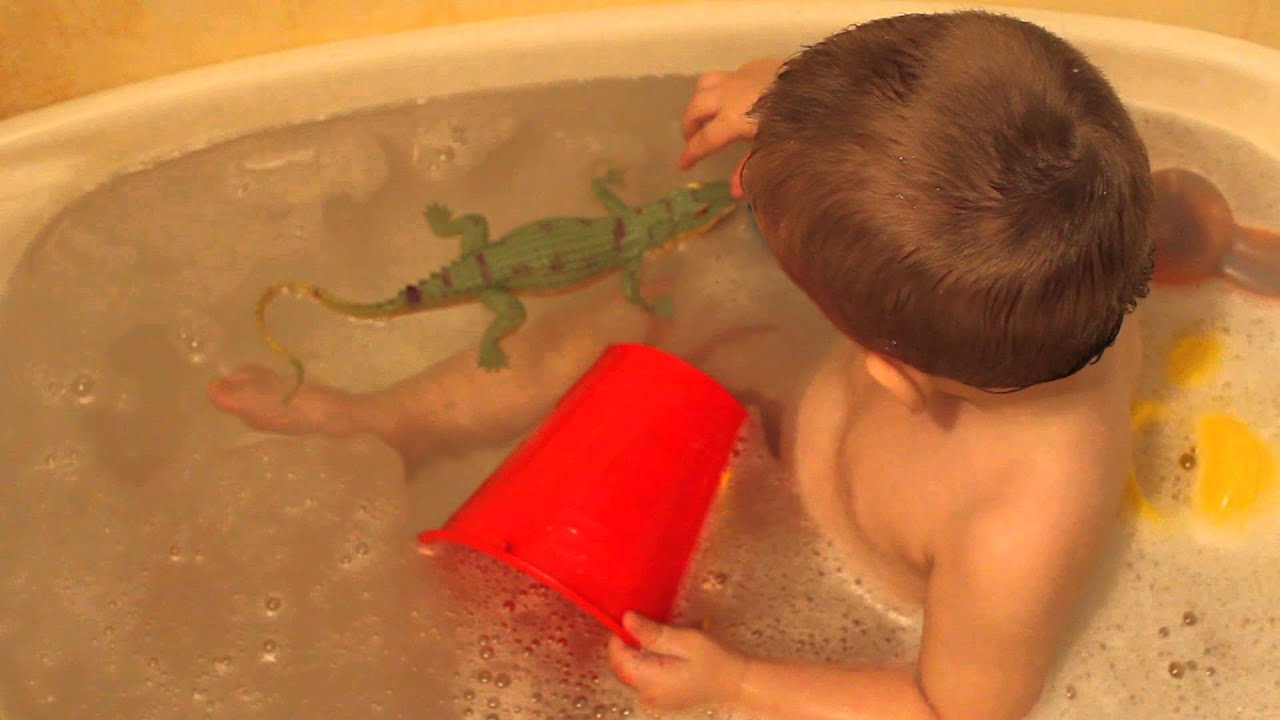 Сын купался в душе. Сынок купается. Сын купается. Сына купается видеозаписи. Сынок купается мой.