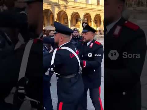 Video Carabinieri vs Polizia in piazza!
