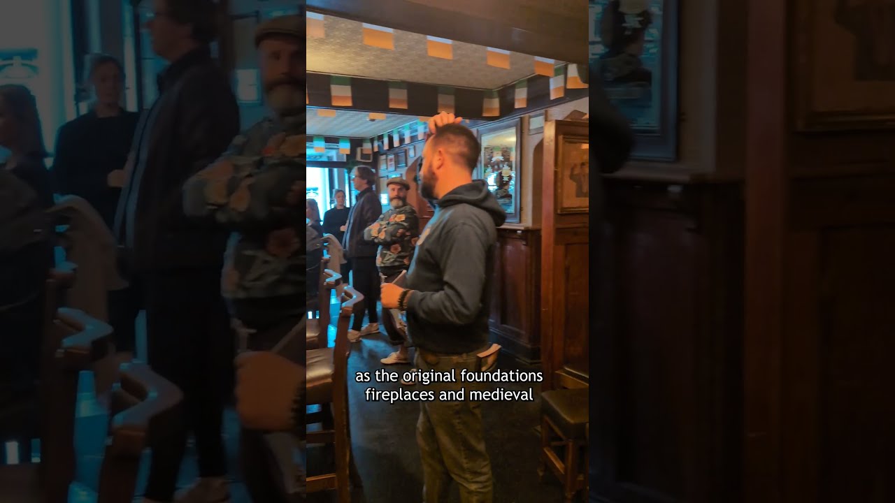 В этом 375-летнем пабе в Голуэе представлено более 125 сортов виски. 