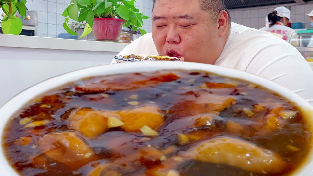 猴哥解锁老北京炒肝正确吃法！蘸包子吃味道绝佳，溜着边慢慢品直接香迷糊！【胖猴仔】