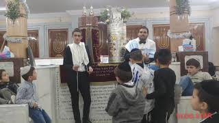 העילוי עמוס וזאן בן רבי אבי וזאן נר"ו - בהכנסת ספר תורה של חיתה וזאן הי"ו
