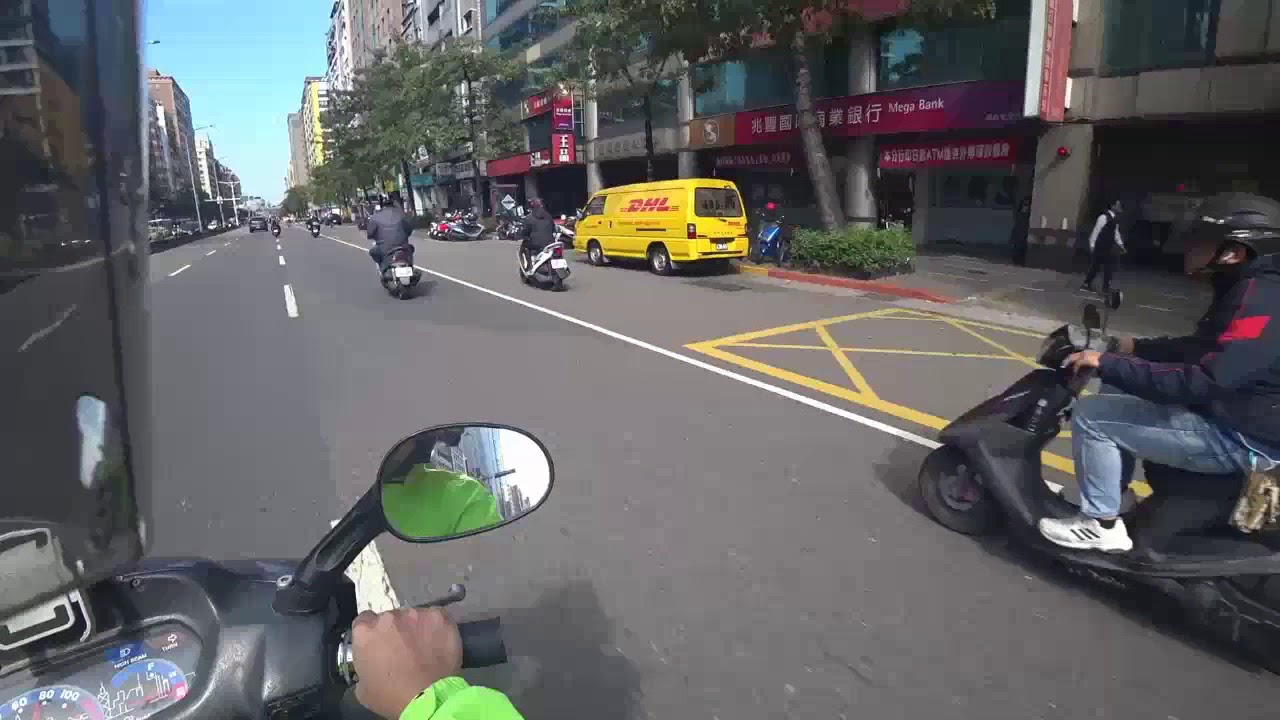1080114花蓮病危小友開道至醫院مساعدة الإسعاف مفتوحة من خلال التقاطع Help ambulance open Through the intersection