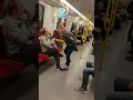 Dwie napane karyny w warszawskim metrze