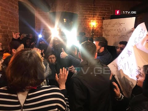 ერთ-ერთ კაფესთან, სადაც ელენე ხოშტარია იმყოფება, ახალგაზრდების ჯგუფი აქციას მართავს