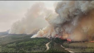 В Канадской Провинции Альберта Борются С Лесными Пожарами