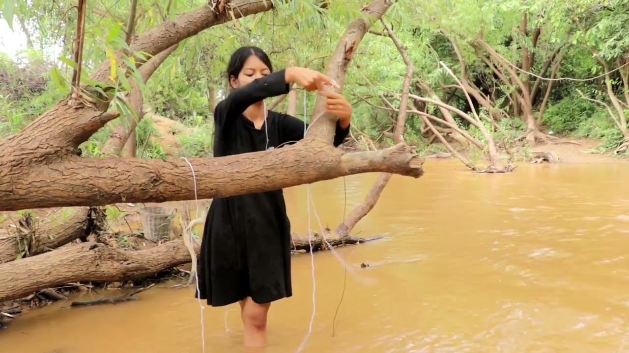 New Best Hook Fishing Video /Traditional Girl Hunting Big Fish With Hook in River