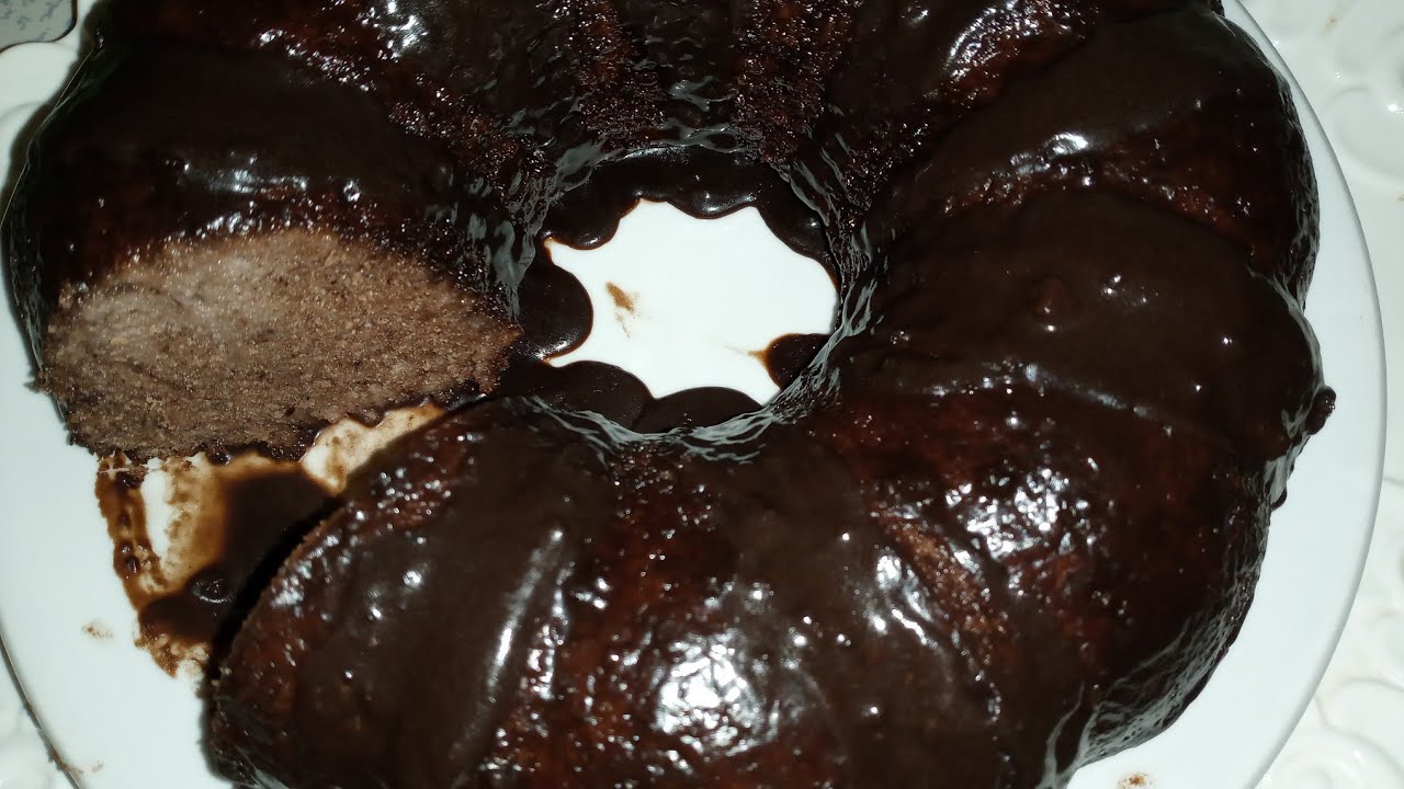 كيكة بالشكلاط من أسهل مايكون هشيشة رطبة وبمقادير بسيطة وتوجد بسرعة والمذاق روووعة😋