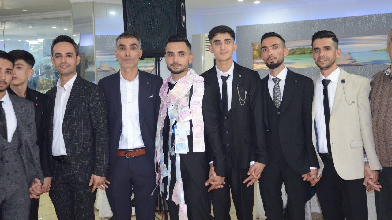 فيديو القمر يقدم لكم الفنان حسن كول ساس افراح بني حسي اهلي كرسنلي العريس عمر ابن حسين عمر جزء3