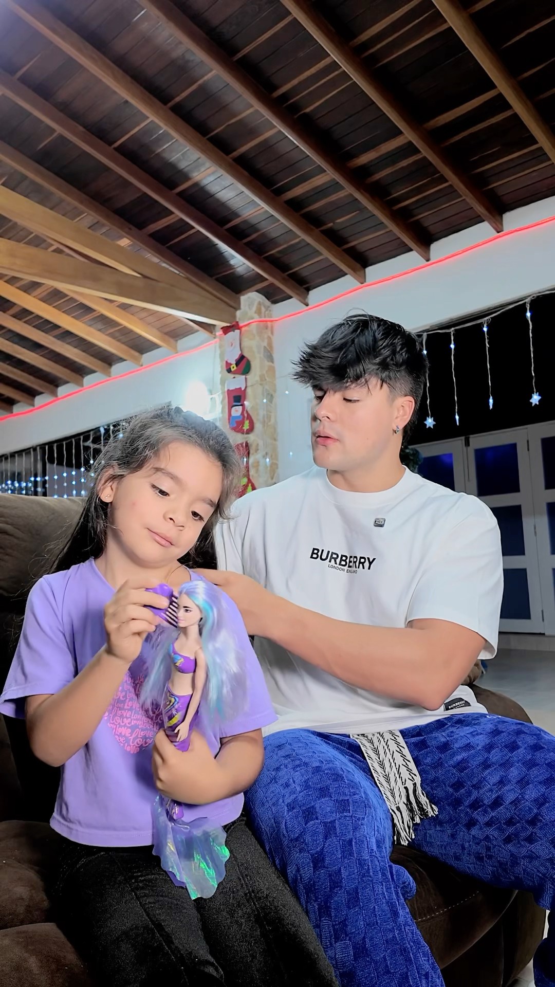 A MI HIJA LE GUSTA UN AMIGO DE LA ESCUELA?
