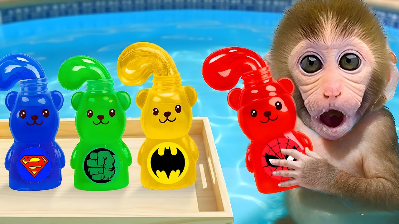 Singe Bon Bon reçoit un cadeau des extraterrestres un costume de super-héros