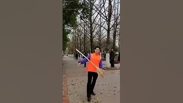 Cô gái lao công quét rác đáng yêu nhất thế giới