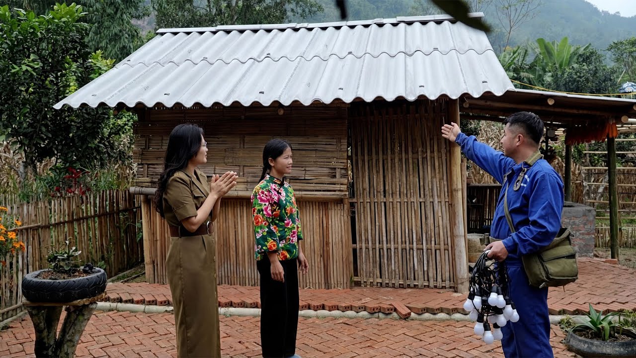 Добрая женщина принесла свет в дом мечты, устроив теплый новогодний ужин с матерью-одиночкой