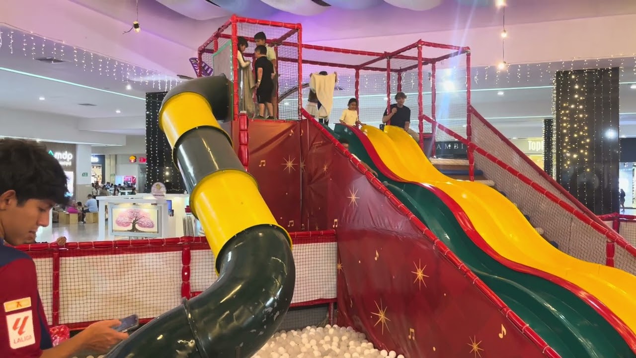 Santiago Pertuz Robles tirandose del tobogan hacía la piscina de pelotas 