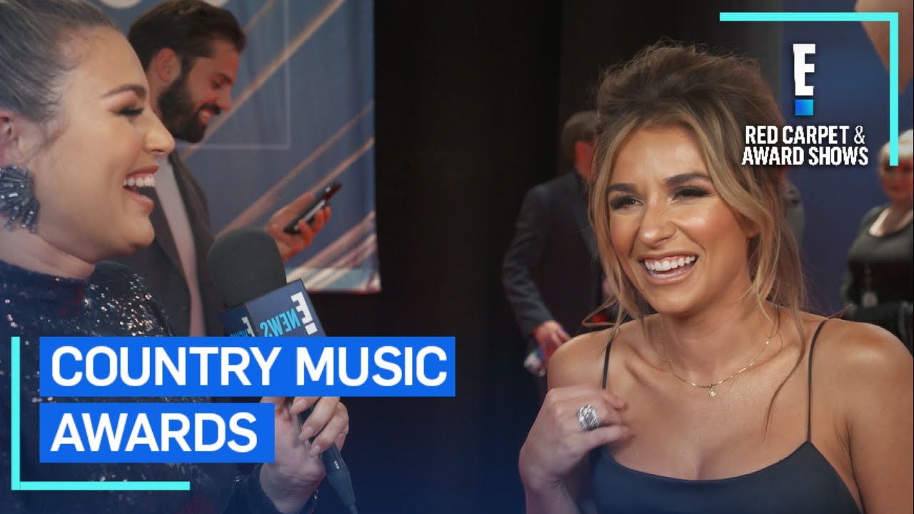 Jessie James Decker FaceTimes Daughter on 2019 CMA Red Carpet | E! Red