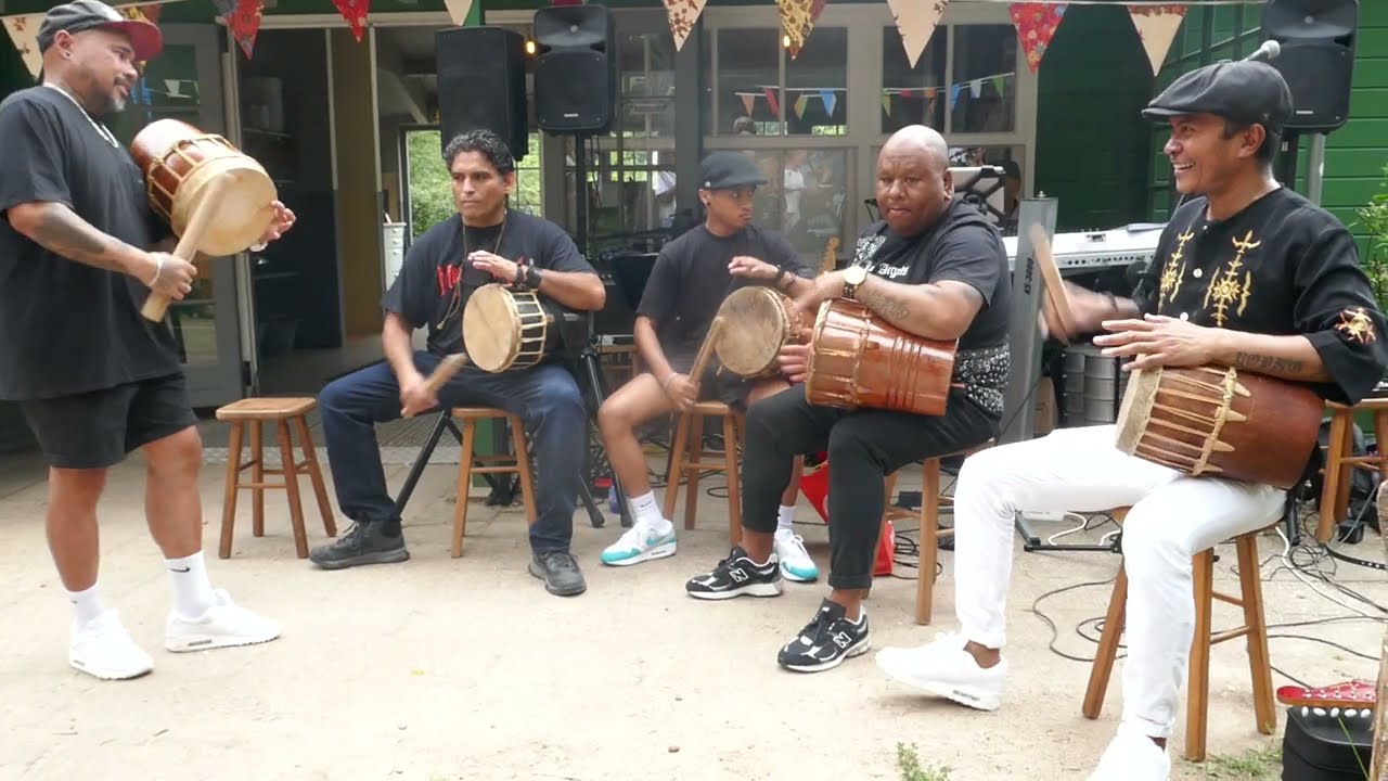 Eseu Palaloi en Roy Tuhumury bij 