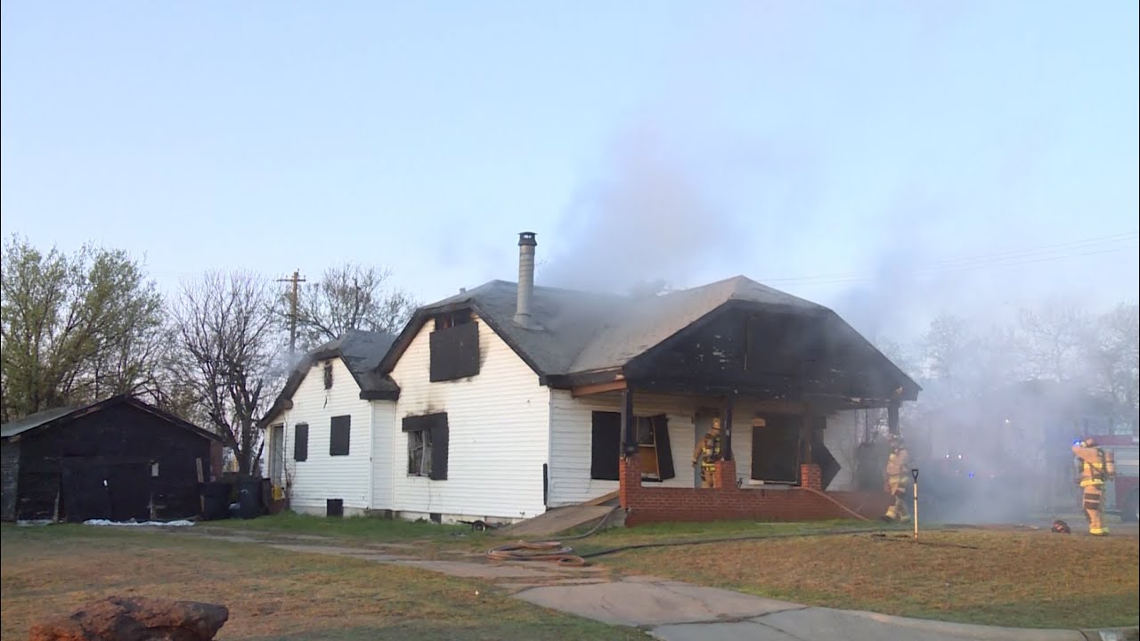 Oklahoma City crews investigate cause of fire at abandoned home - YouTube