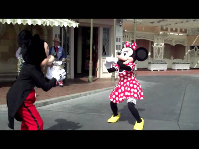 Dancing Mouse dans une robe rouge - marionnette 24 pouces au