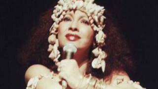 Video thumbnail of "Fado Tropical # Clara Nunes canta Chico"