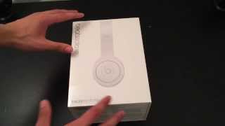 New Beats Solo HD Matte White Unboxing (2013)(A quick unboxing of the New Beats Solo HD Matte White Unboxing (2013). Twitter-Alerio25., 2013-11-05T22:23:34.000Z)