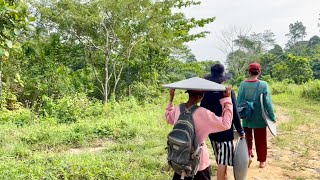 Suasana tenang Kampung Dayak dengan jalanya yang masih tanah