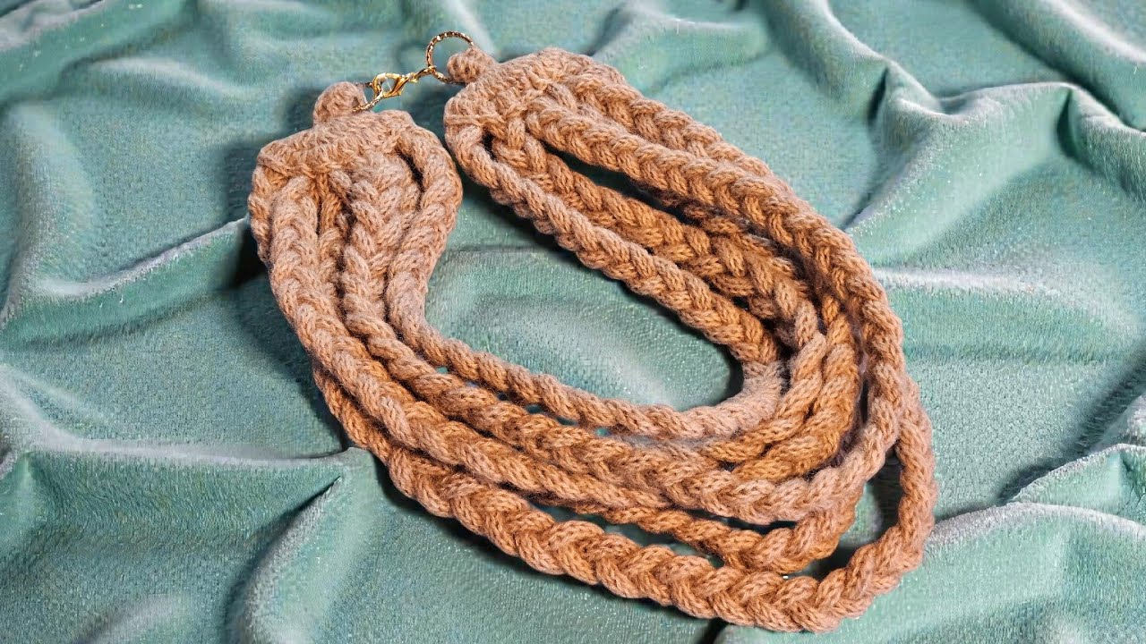 Scaldacollo in tricotin un po'  collana e un po' sciarpa