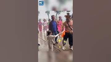 5-year-old charms crowd at folk dance parade in S China