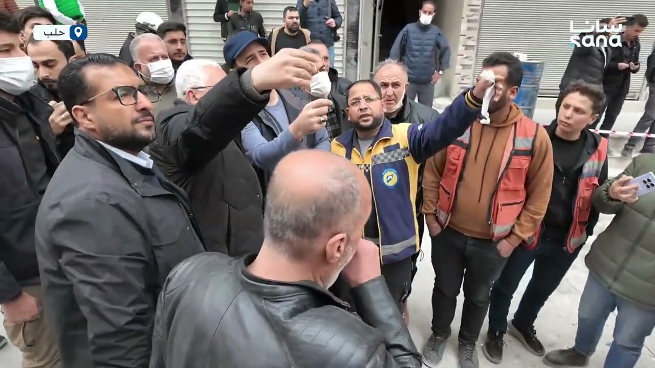 محافظ حلب عزام الغريب يتفقد عمليات إنقاذ العالقين تحت أنقاض المبنى المنهار بحي الأشرفية