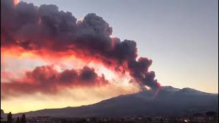 انفجار بركان في ايطاليا يحول السماء للون الاحمر .
