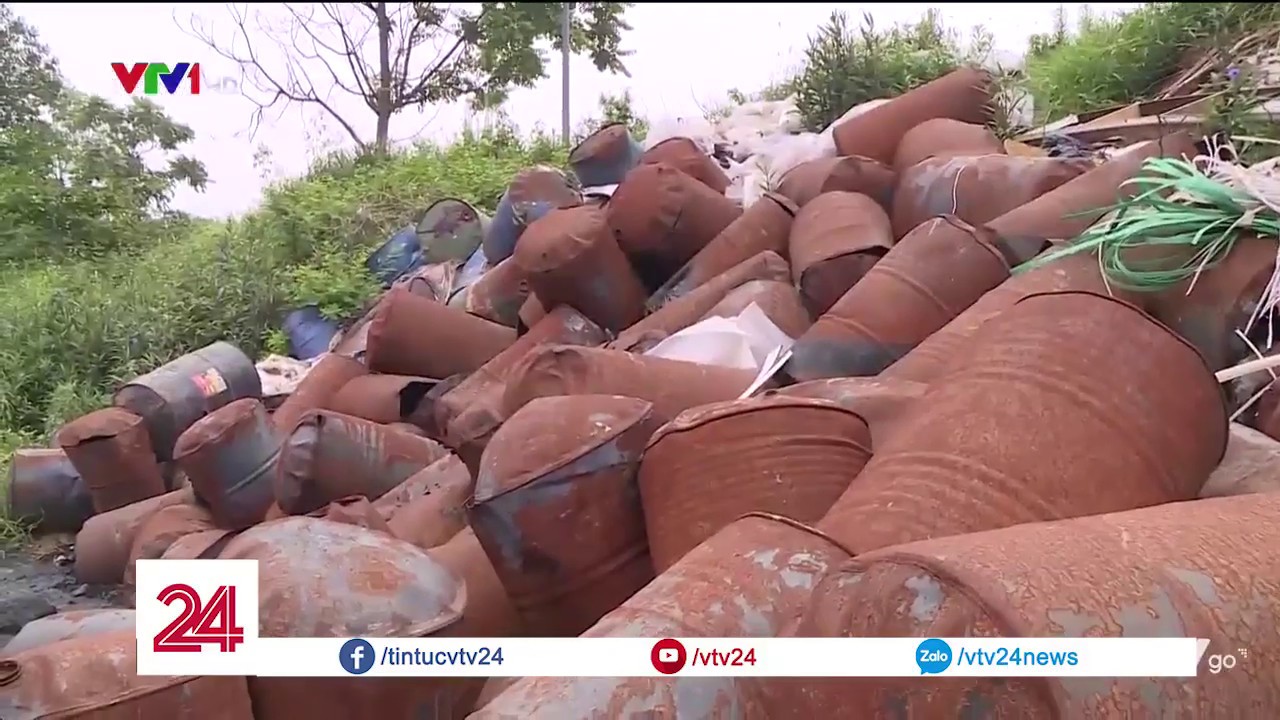 Nguy hiểm tình trạng tình trạng đổ trộm chất thải công nghiệp trên Đại lộ Thăng Long | VTV24