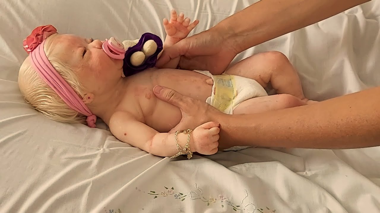 Bebê Reborn prematura de silicone solido 