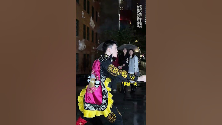 雨中表演吐火，台上一分钟台下十年功 #非遗文化 #重庆 #国粹 #吐火 #川剧 #shorts