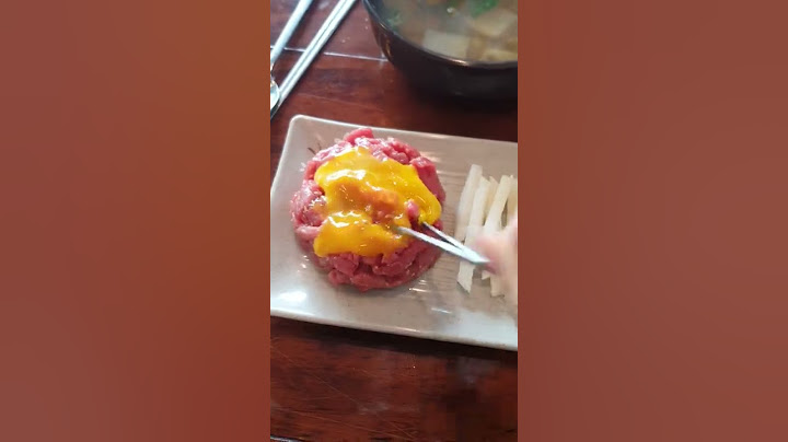 육회 위 탱글한 노른자 터뜨려서 비비는 영상