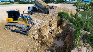 Perfectly landfill Dozer SHANTUI DH17C3 Pushing oil fill deep pit &amp; many dump truck team