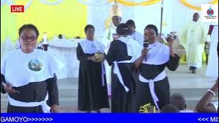 MT.RITHA WA KASHIA  WAMZAWADIA ZAWADI YA VITABU VYA WATAKATIFU PAROKO WA MAKURUNGE