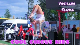 Очень юная гимнастка и акробатка Василина Слука, выступает и демонстрирует свою гибкость и силу!