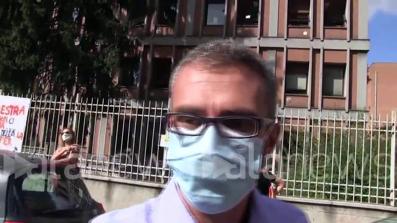 Scuola, presidio dei precari a Torino: "Azzolina fa passerelle, ma non va tutto bene"