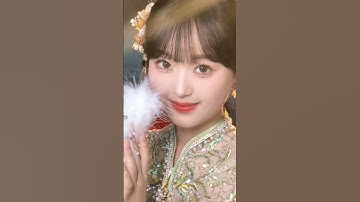 cô dâu có má lúm dồng tiền khi cười thật xinh.