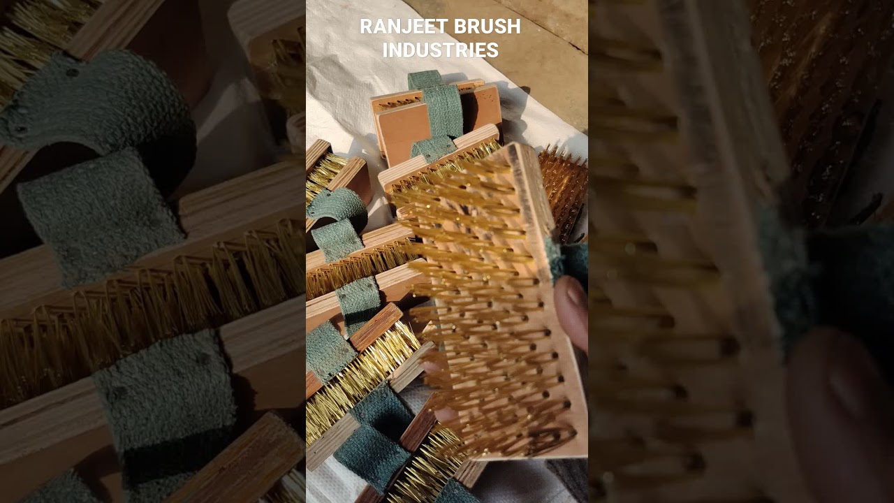 CARENS BRASS WOODEN BRUSH