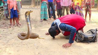 Amazing Street Performance of Snake Charmer | Cobra snake dancing to Flute