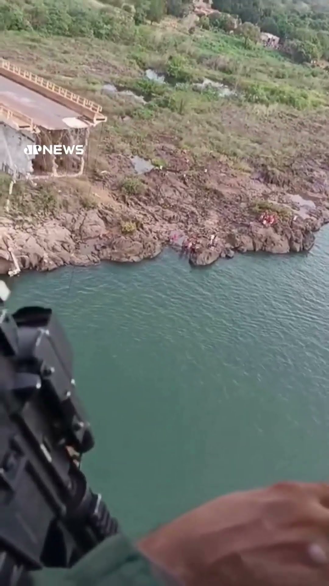 Suspeita de ácido sulfúrico complica buscas após desabamento da ponte JK #Shots