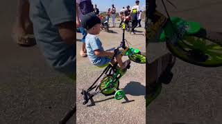 La 3 Ani Se Ridică Pe O Roată