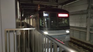 東京メトロ13000系13005編成が竹ノ塚駅1番線に回送電車として到着停車する動画（2023.3.8 回24S）