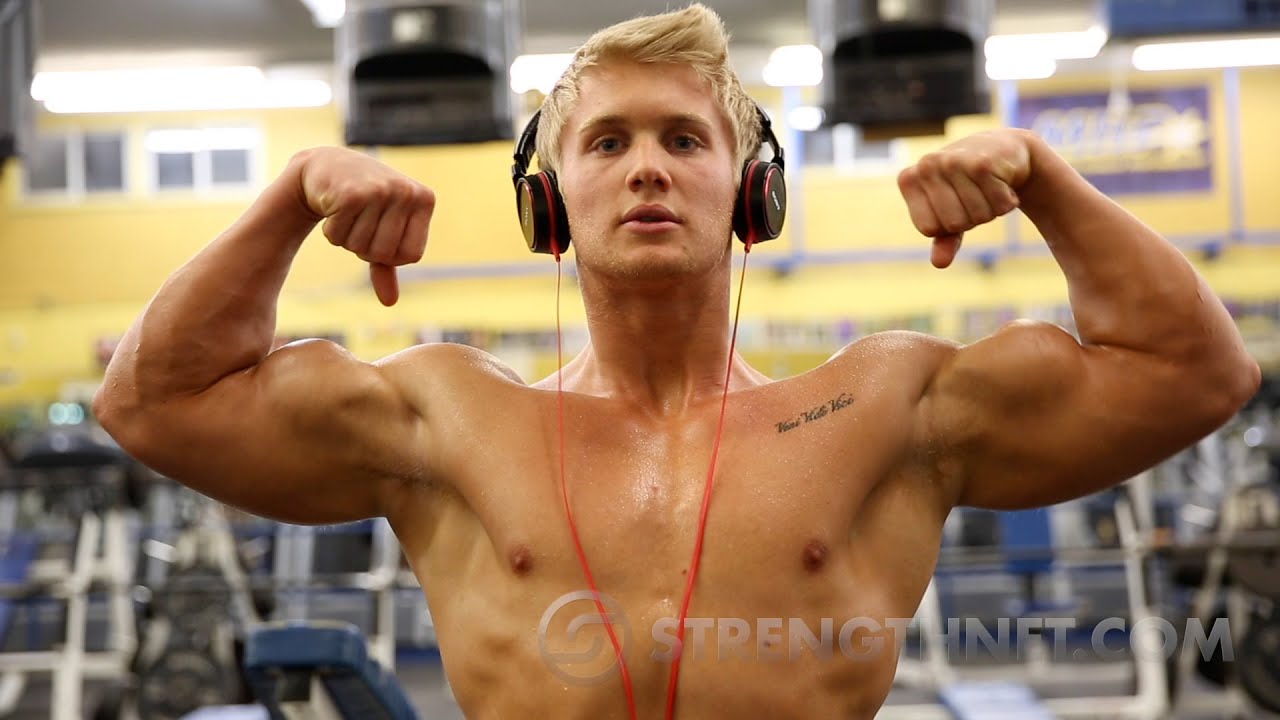  Model Zac Aynsley Trains Biceps &amp; Triceps While in New York City