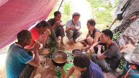 Ngôi làng cô đơn Hấu Chua bữa cơm lán nương làm đường nguy hiểm. Nguyễn Tất Thắng